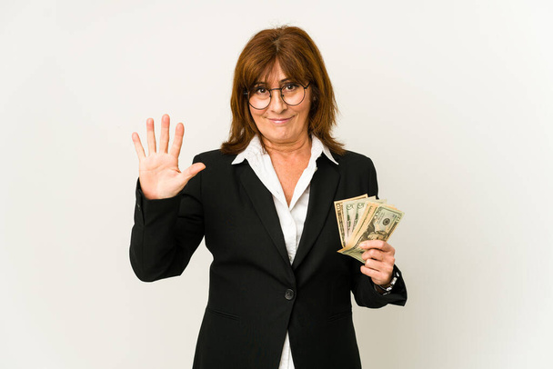 Moyen Age caucasien femme d'affaires tenant des billets isolés souriant gai montrant numéro cinq avec les doigts. - Photo, image