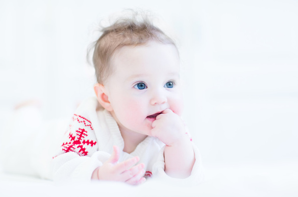 bébé portant un pull tricoté avec ornement de Noël
 - Photo, image