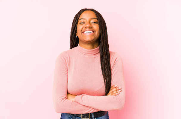 Νεαρή Αφροαμερικανή γυναίκα απομονωμένη σε ροζ φόντο γελώντας και διασκεδάζοντας. - Φωτογραφία, εικόνα