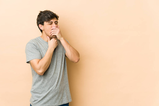 Молодой крутой человек страдает от боли в горле из-за вируса или инфекции. - Фото, изображение