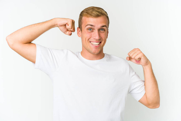 Jonge blanke knappe man toont kracht gebaar met armen, symbool van macht - Foto, afbeelding