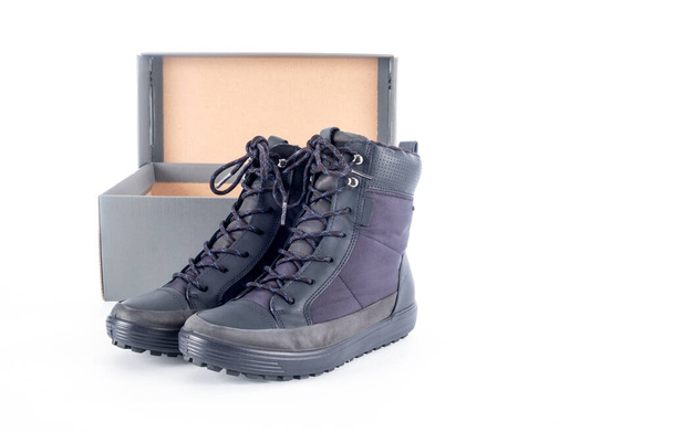Para damskich nowych wodoodpornych zimowych krótkich butów i pudełka na buty izolowane na białym tle - Zdjęcie, obraz