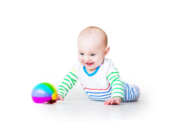 面白い赤ちゃん男の子彼のおなかで遊んで笑って幸せ - 写真・画像