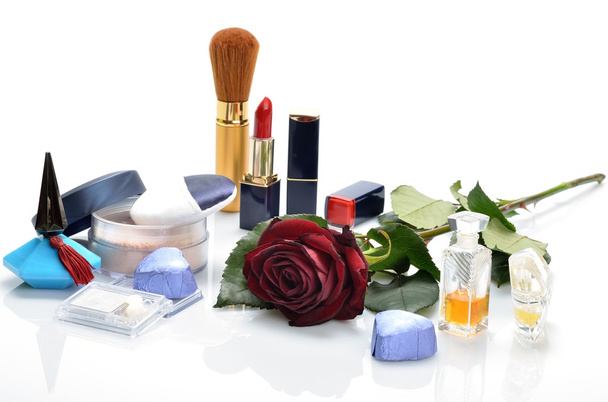 Жіночі парфуми, косметика та квітка в натюрморту
 - Фото, зображення