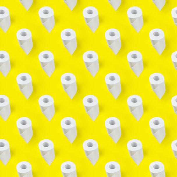 Rotoli di carta igienica morbida su giallo. Modello senza cuciture - Foto, immagini