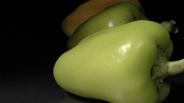 Biologische peper close-up. Zwarte achtergrond. Verse groenten. - Video