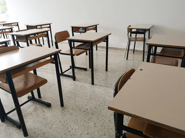 empty desks of a school day - Φωτογραφία, εικόνα