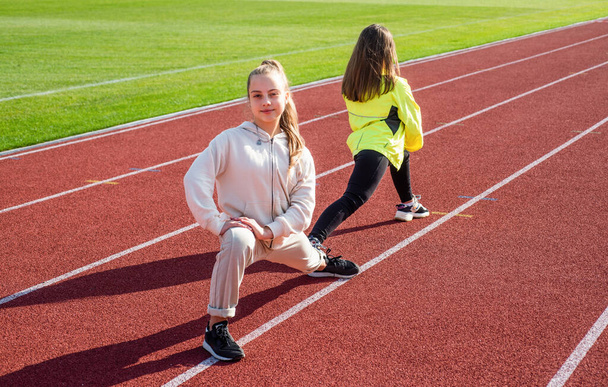 здоровые дети девочки тренировки фитнес на стадионе беговая дорожка, спорт - Фото, изображение
