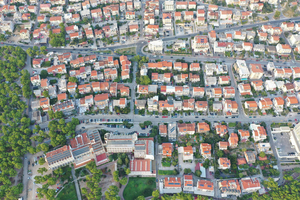 Luftaufnahme von Gebäuden in der Stadt am Meer in Makarska, Kroatien - Foto, Bild