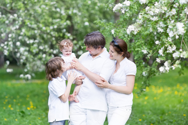 Familie im blühenden Apfelbaumgarten - Foto, Bild