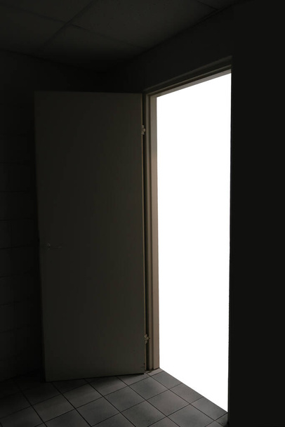 Αφηρημένη εικόνα: μια ανοιχτή πόρτα από την γκρίζα καθημερινή ζωή στον φωτεινό κόσμο - Φωτογραφία, εικόνα