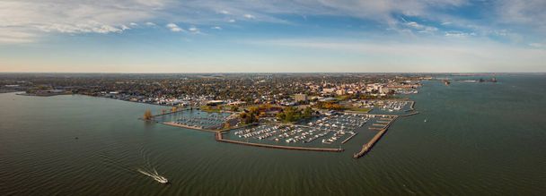 信じられないほどの空中都市スカイラインの広角パノラマ写真サンダスキー、オハイオ州エリー湖の湾の海岸線からボートが通過すると、晴れた日に公園や港が下に見えます. - 写真・画像