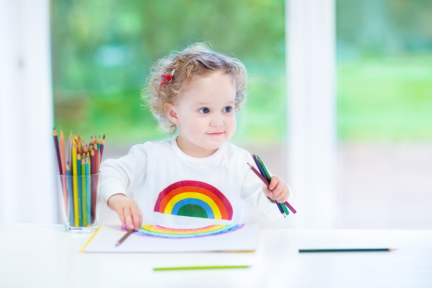 glücklich lachende Kleinkind Mädchen Zeichnung - Foto, Bild