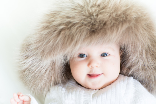 Bebé con un gran sombrero de piel
 - Foto, imagen