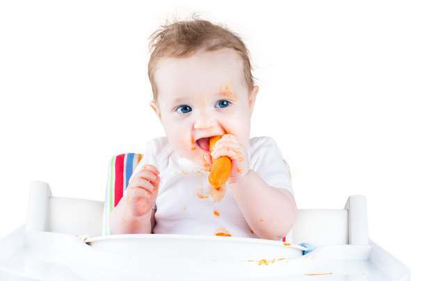 Малышка пробует свою первую твердую пищу
 - Фото, изображение