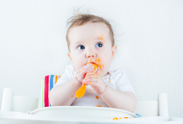 μωρό τρώει ένα καρότο - Φωτογραφία, εικόνα