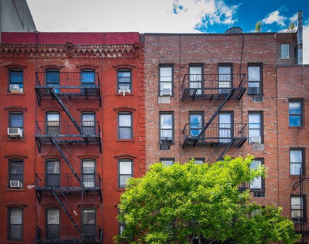 Νέα Υόρκη, ΗΠΑ, Μάιος 2019, θέα σε κάποια κτίρια από κόκκινα τούβλα με εξόδους κινδύνου στη γειτονιά Chelsea - Φωτογραφία, εικόνα