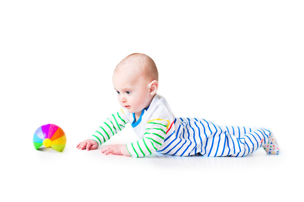 Onnellinen nauraa hauska vauva poika leikkii hänen vatsa
 - Valokuva, kuva
