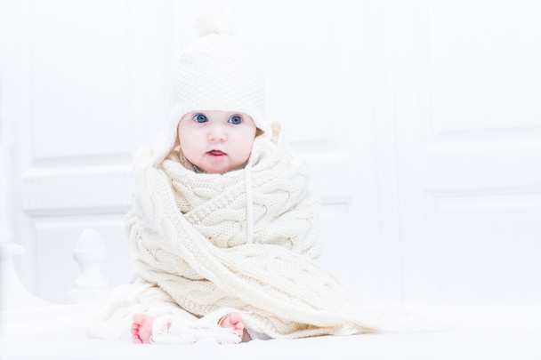 komik bebek beyaz bir yatak odasında oturma - Fotoğraf, Görsel