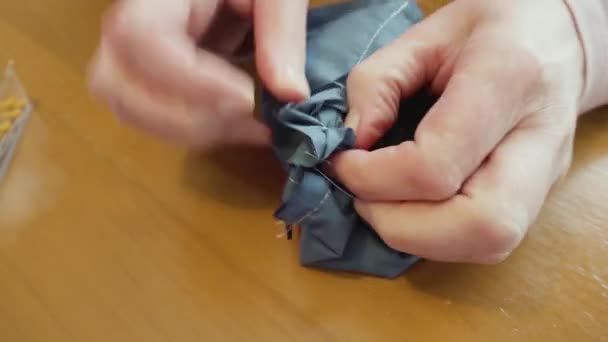 Mascarilla de algodón de coser con una máquina de coser para el brote de coronavirus. - Metraje, vídeo