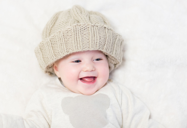 Petit bébé dans un énorme chapeau tricoté
 - Photo, image