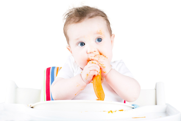 Дитина їсть моркву
 - Фото, зображення
