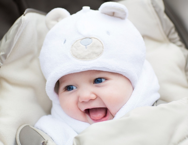 Baby mit Teddybär-Hut - Foto, Bild