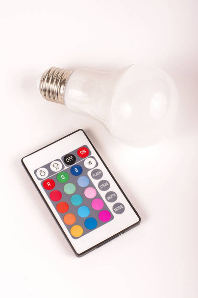 Télécommande pour ampoule à thème LED à diode électroluminescente isolée sur fond blanc - Photo, image