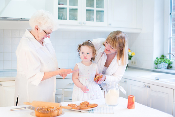 Abuela horneando un pastel de manzana con su nieta
 - Foto, imagen