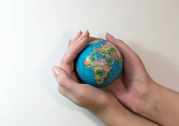  Hold the globe in your hands and protect the planet Earth - Photo, image