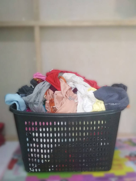 Trockene Kleidung im Wäschekorb - Foto, Bild