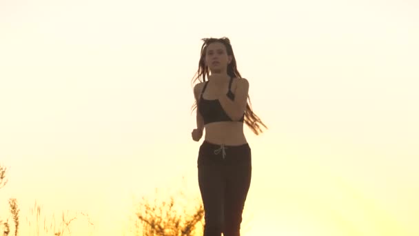 Jóvenes mujeres caucásicas están haciendo ejercicio con correr al aire libre. Cuando el sol se pone en Tailandia en verano, Concepto de funcionamiento saludable y ejercicio al aire libre. Rastreando tiros de muñeca. El deporte como forma de vida. Adelgazar - Imágenes, Vídeo