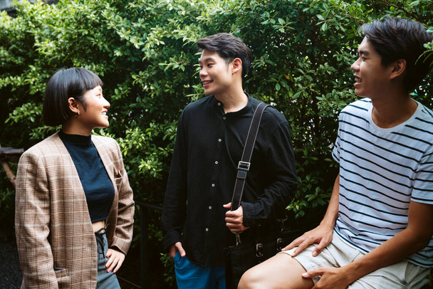 Τρεις νεαροί ασιάτες με casual πουκάμισο στον κήπο. - Φωτογραφία, εικόνα
