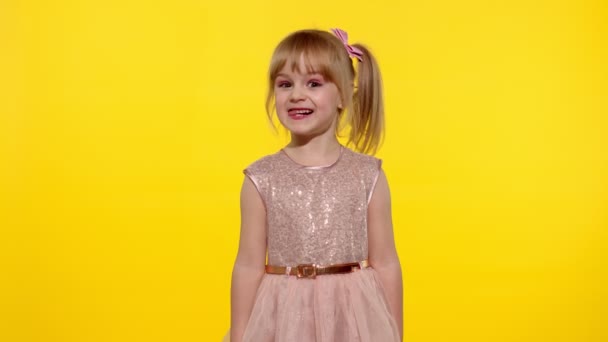 Kind macht Gesichter, albert herum, zeigt Zunge. Kleine blonde Teenager Mädchen 5-6 Jahre alt posieren - Filmmaterial, Video