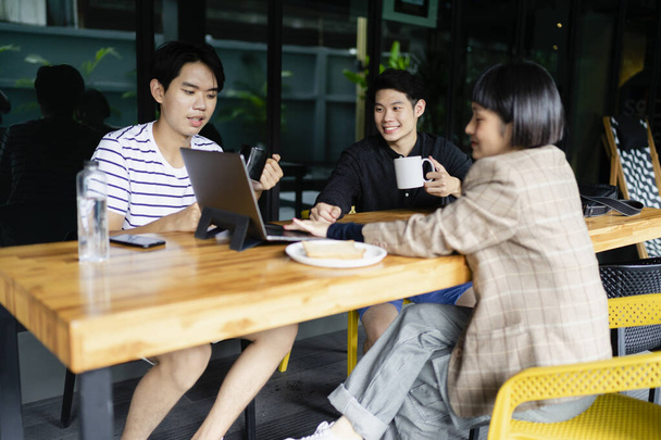 Gruppe junger asiatischer Geschäftsleute plant Projekt im Café. - Foto, Bild