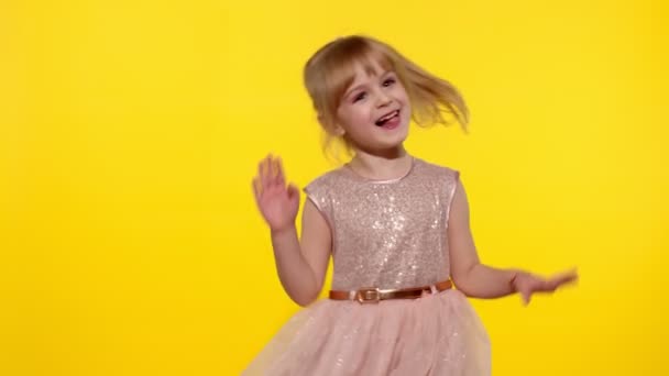 Kind macht Gesichter, albert herum, zeigt Zunge. Kleine blonde Teenager Mädchen 5-6 Jahre alt posieren - Filmmaterial, Video