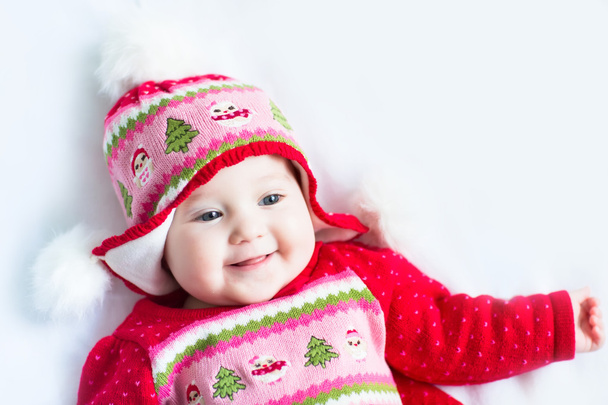 Дитина в кумедному барвистому капелюсі і шарфі
 - Фото, зображення
