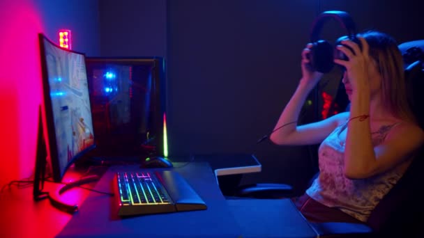 Dövmeli oyuncu kız oyun kulübünde bilgisayarın yanında oturuyor. - Video, Çekim