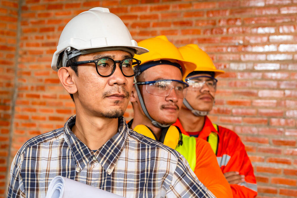 Travail d'équipe, Portrait de groupe d'ingénieurs ou d'architectes et travailleurs de la construction sur chantier. - Photo, image