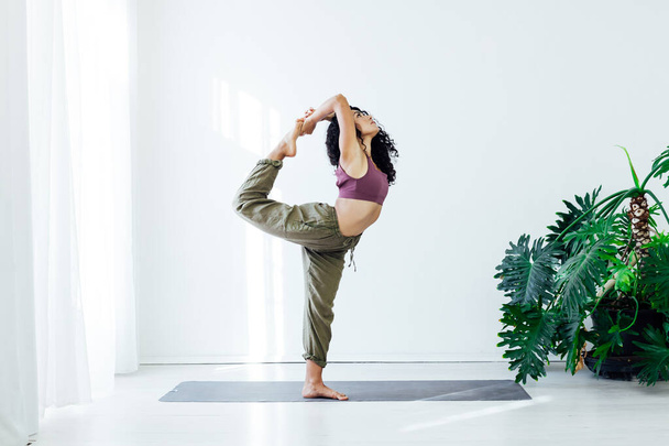 Mooie vrouwelijke brunette yoga asana gymnastiek flexibiliteit lichaam fitness - Foto, afbeelding