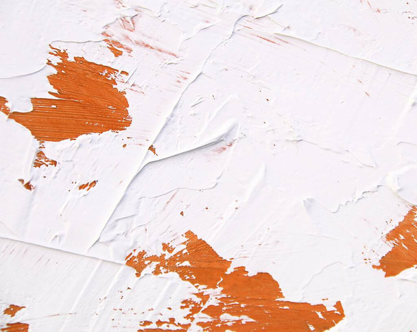 Festés közelkép textúra háttér narancs és fehér színek élénk, színes, kreatív háttérrel. Olaj, vászon. Palettakés és ecsetvonások szerkezete. - Fotó, kép