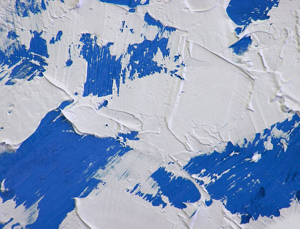 Canlı, renkli ve yaratıcı arka planlar için mavi ve beyaz renklerle yakın plan boyama. Tuval üzerine yağ. Palet bıçağı ve fırça darbeleri dokusu. - Fotoğraf, Görsel