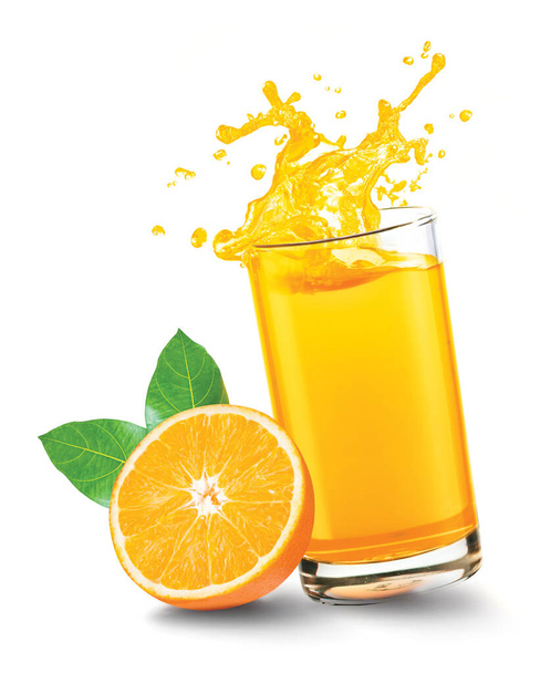 Zumo de naranja salpicado de vidrio con fruta de naranja sobre fondo blanco - Foto, imagen