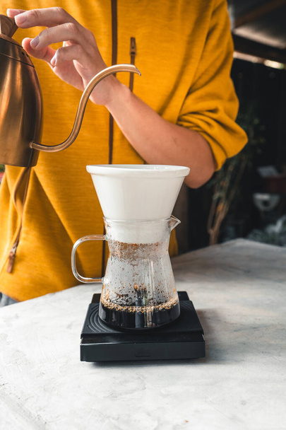 Goteo de café, barista verter agua en el café molido con filtro, elaboración de café - Foto, imagen
