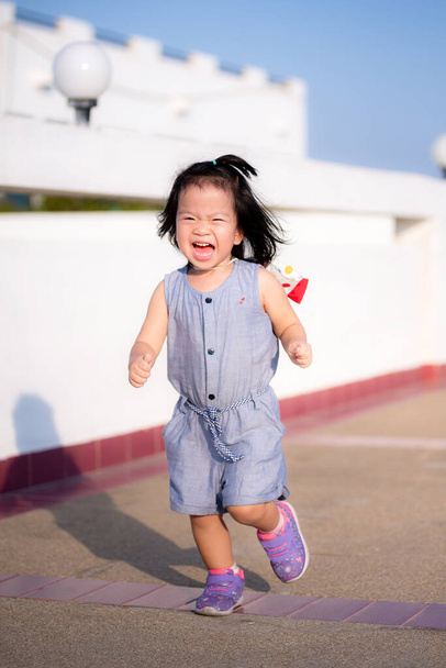 Portrét dítěte ve věku 2 a 3 roky. Asijské dítě gitl don 't like to be still, running, playing, enjoy fun. Sladký úsměv . - Fotografie, Obrázek