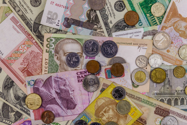 A különböző országokból származó bankjegyek és érmék háttere - Fotó, kép