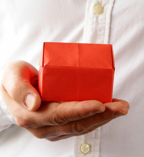 Maison en papier origami rouge à la main masculine
 - Photo, image