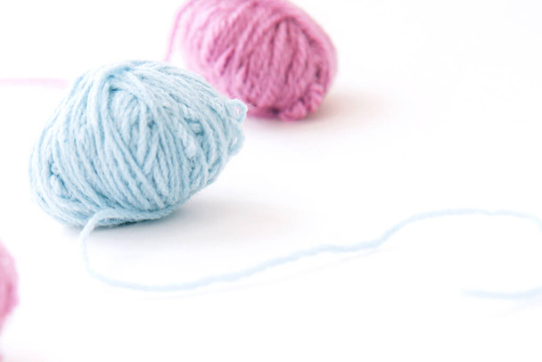 Deux écheveaux de fil de laine multicolore sur un fond clair avec espace de copie - Photo, image