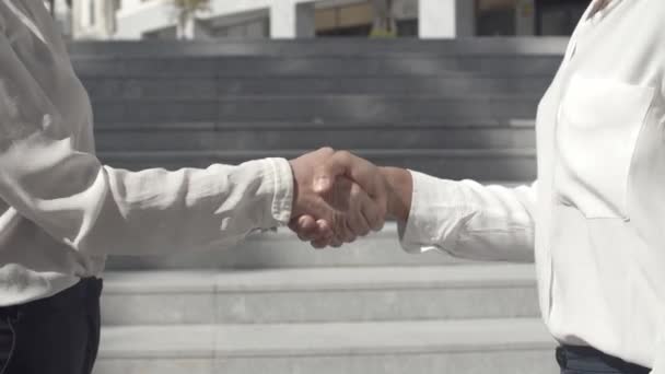 Αγνώριστες επιχειρηματίες που στέκονται έξω και σφίγγουν τα χέρια - Πλάνα, βίντεο