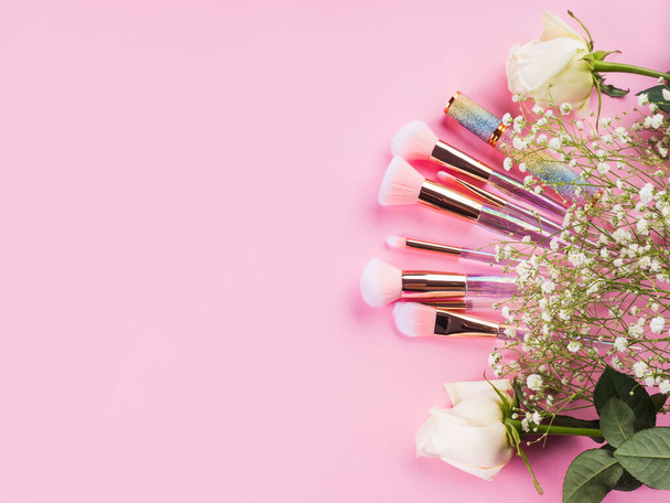 Glanzende make-up producten en accessoires op roze - Foto, afbeelding
